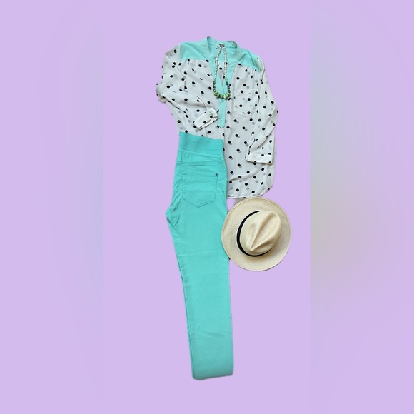 This outfit is a size medium both pants and shirt. 35$ for the whole outfit. - Picture 4 of 4